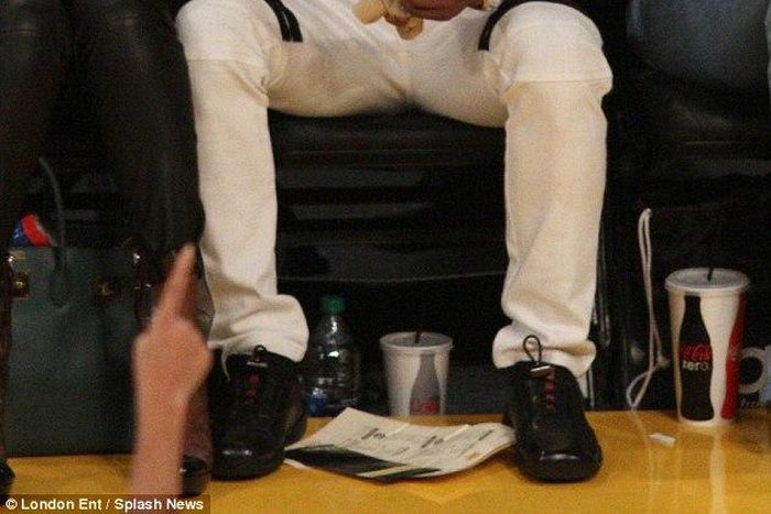 Floyd Mayweather enjoys NBA game from courtside