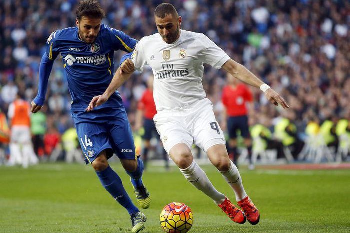 Real Madrid's Karim Benzema and Getafe's Pedro Leon in action REUTERS/Susana Vera