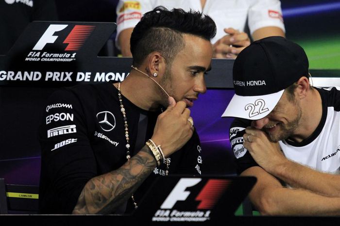 ___4435008___https:______static.pulse.com.gh___webservice___escenic___binary___4435008___2015___12___7___15___lewis-hamilton-jenson-button-cropped_14og7ssozx3bhzywy3wrv7p8t_3