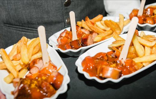 ___4282177___https:______static.pulse.com.gh___webservice___escenic___binary___4282177___2015___10___21___18___germany-currywurst
