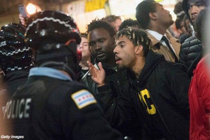 Rapper Vic Mensa confronts police during the protest