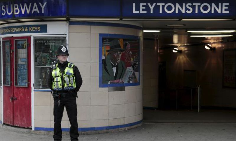 Knife attacker slashes man in London "terrorist incident"