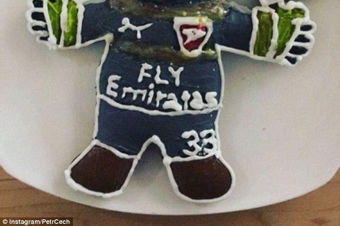 Petr Cech's wife gifted him with a special baked biscuit to celebrate his new clean sheet record