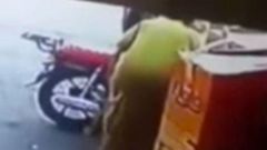 Woman punches man who tries to pinch her bumbum
