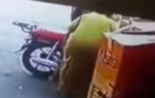Woman punches man who tries to pinch her bumbum