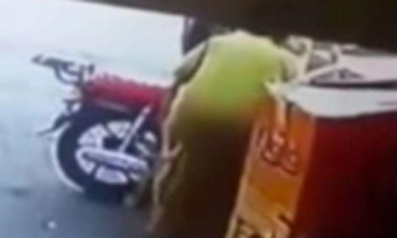 Woman punches man who tries to pinch her bumbum