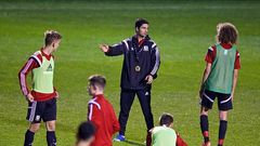 Mikel Arteta leads Wales Under-16 team