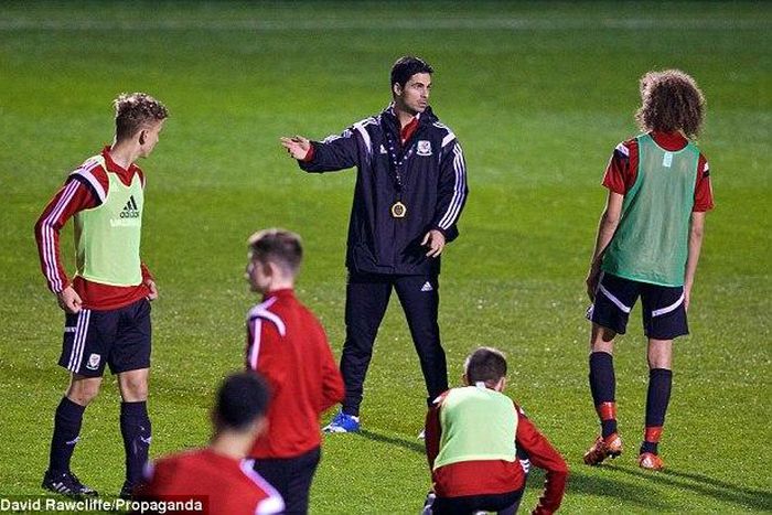 Mikel Arteta leads Wales Under-16 team