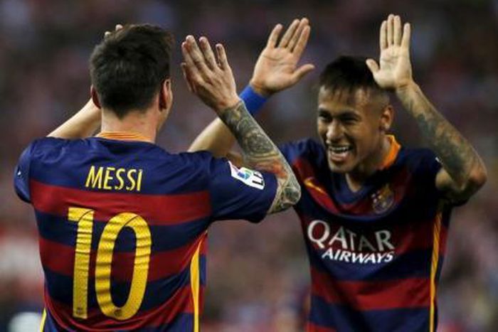 Barcelona"s Lionel Messi (L) celebrates with team Neymar after scoring a goal against Atletico Madrid during their Spanish first division soccer match at Vicente Calderon stadium in Madrid,12 September, 2015.