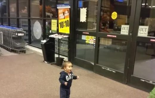 Watch toddler's stunning reaction to seeing automatic sliding doors for the first time