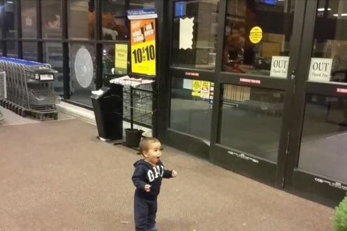 Watch toddler's stunning reaction to seeing automatic sliding doors for the first time