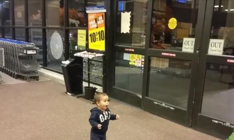Watch toddler's stunning reaction to seeing automatic sliding doors for the first time