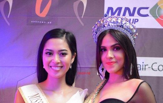 Maria Rahajeng (Miss Indonesia 2014) and Paula Gomes (Miss Grand Brazil 2015)