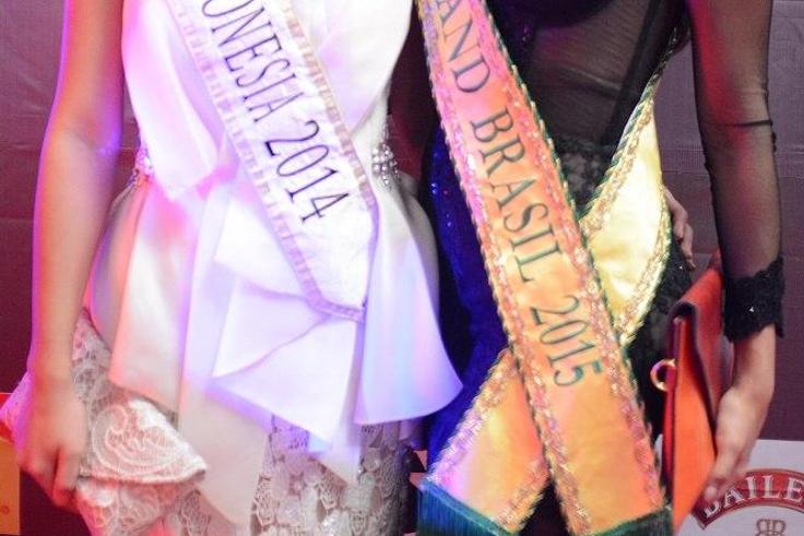 Maria Rahajeng (Miss Indonesia 2014) and Paula Gomes (Miss Grand Brazil 2015)