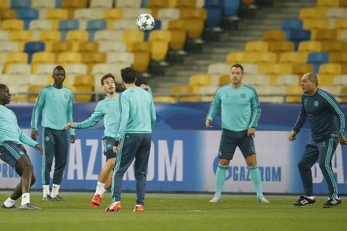 Chelsea's Kurt Zouma, Cesar Azpilicueta, John Terry and assistant first team coach Silvino Louro during training
Action Images via Reuters / John Sibley
Livepic