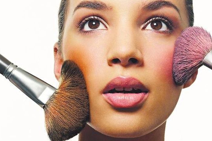 It's best to apply blush according to one's face shape