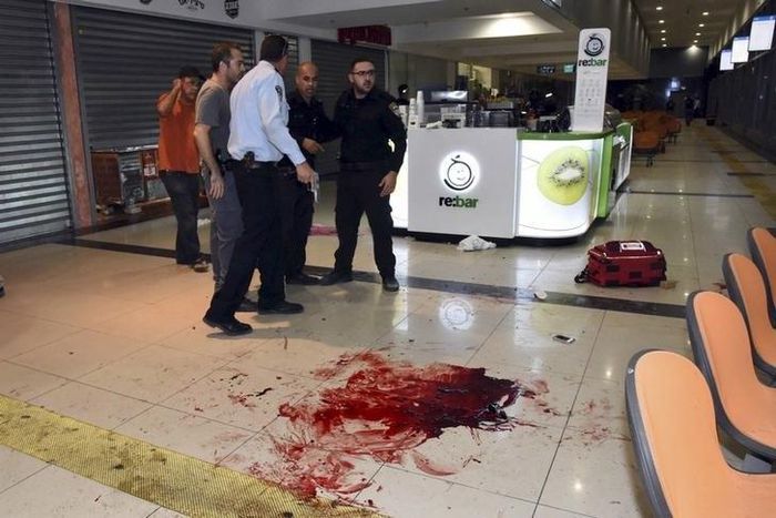 Israeli security personals stand next to blood on the floor, at the Beersheba central bus station where a Palestinian gunman went on a stabbing and shooting rampage, October 18, 2015.  REUTERS/Dudu Grunshpan