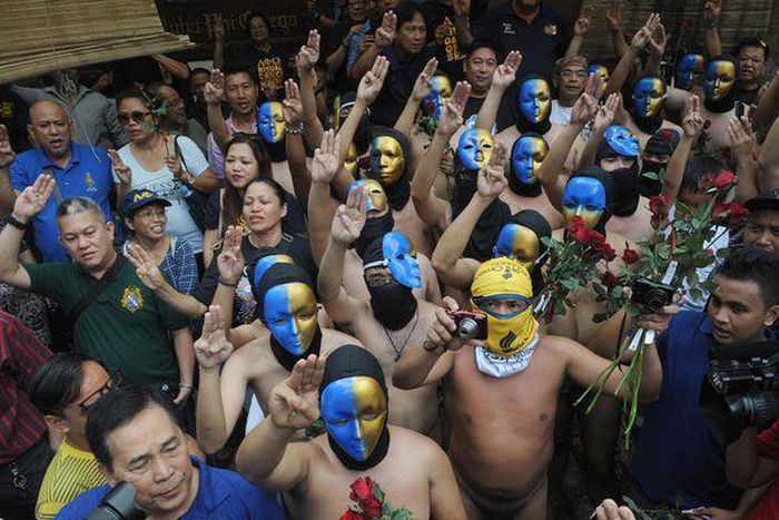 Students go naked through university in protest against govt corruption
