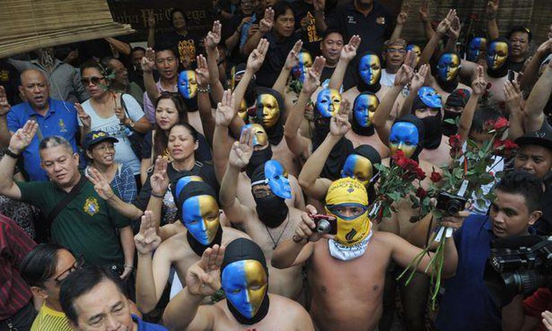 Students go naked through university in protest against govt corruption