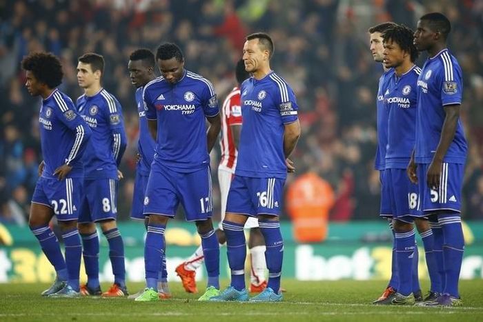 Chelsea's John Terry (C) and team mates watch during the penalty shootout Reuters / Darren Staples Livepic