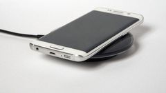 Samsung Wireless Charger charging a S6 Edge