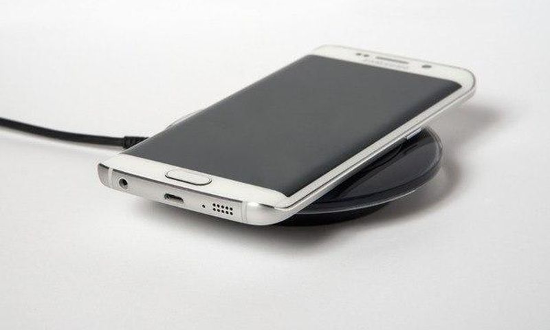 Samsung Wireless Charger charging a S6 Edge