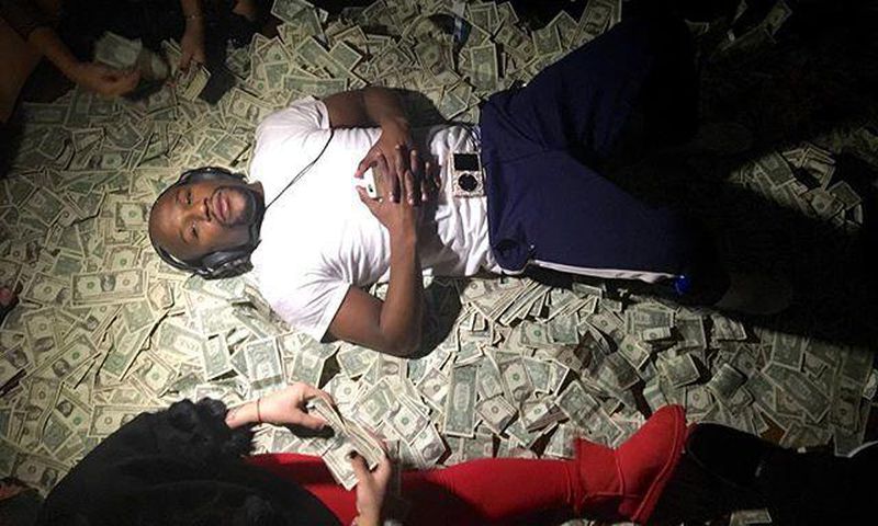 Floyd Mayweather sleeps on a bed of money