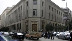 People and vehicles are seen caught in a traffic jam in front of the Central Bank of Egypt's headquarters in downtown Cairo March 17, 2013   REUTERS/Amr Abdallah Dalsh