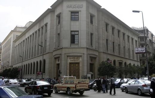 People and vehicles are seen caught in a traffic jam in front of the Central Bank of Egypt's headquarters in downtown Cairo March 17, 2013   REUTERS/Amr Abdallah Dalsh