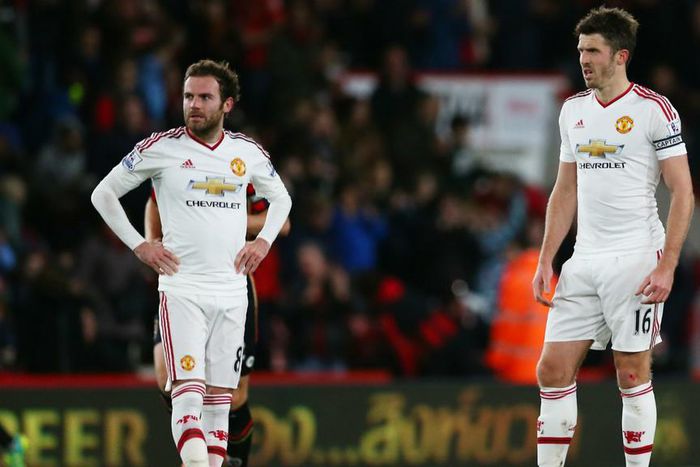 ___4498408___https:______static.pulse.com.gh___webservice___escenic___binary___4498408___2015___12___26___18___juan-mata-michael-carrick-cropped_im2t4k5bbpr21r5a0d6zp70b6_1