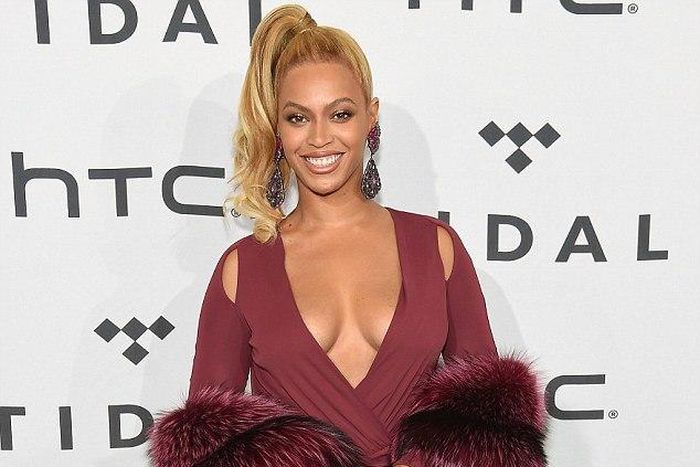 Beyonce shows off major skin in daring look