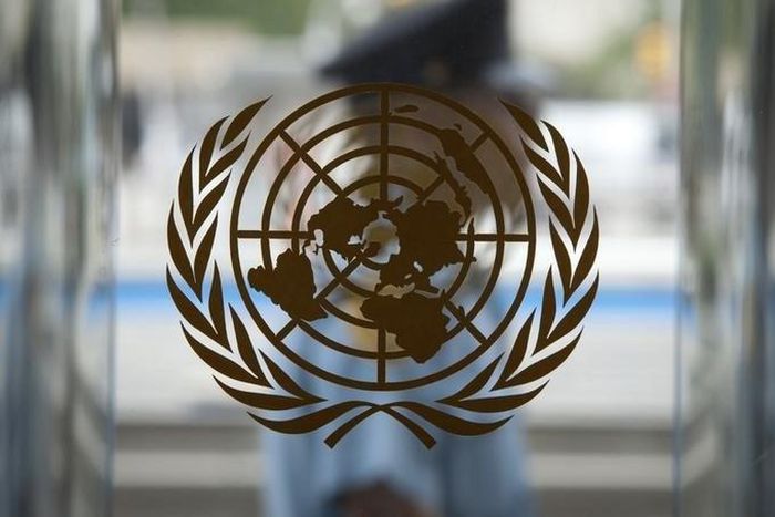 A security guard walks past the United Nations logo at the U.N. Headquarters in New York, August 31, 2013.    REUTERS/Carlo Allegri