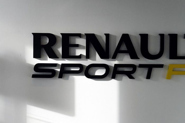 ___4423933___https:______static.pulse.com.gh___webservice___escenic___binary___4423933___2015___12___22___7___renault-cropped_k80eilmht0r11nh56d5a79ha0