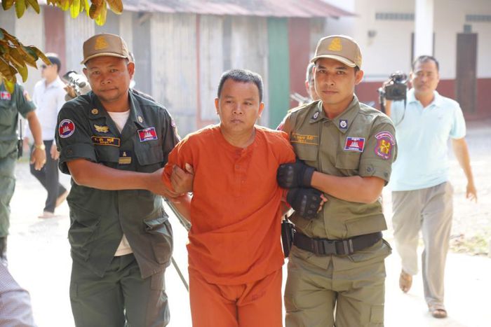 Yem Chhrin, center, an unlicensed medical practitioner in the middle