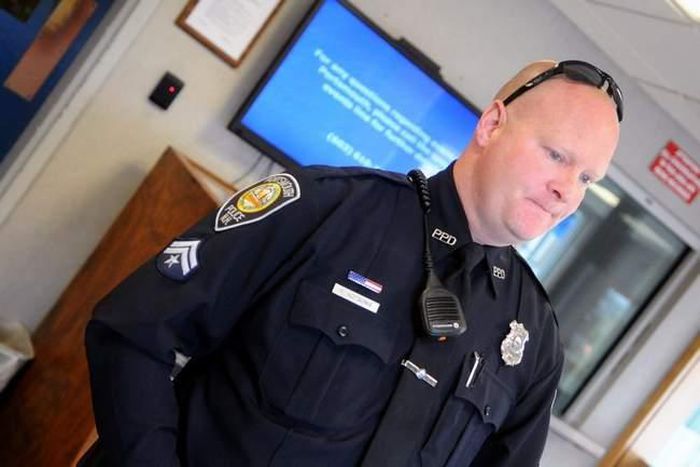 Policeman goes viral after he paid for woman who stole ingredients for her kid’s birthday cake