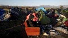 Greece starts removing stranded migrants at Macedonia border