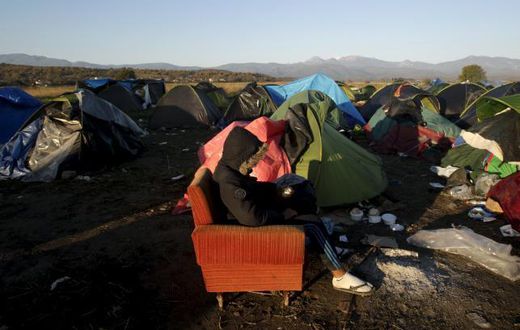 Greece starts removing stranded migrants at Macedonia border
