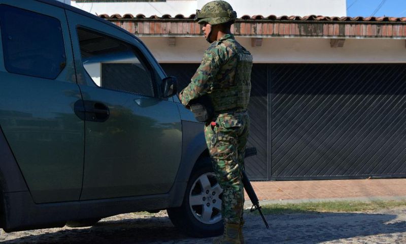 Mexico seizes planes, homes in search for drug lord