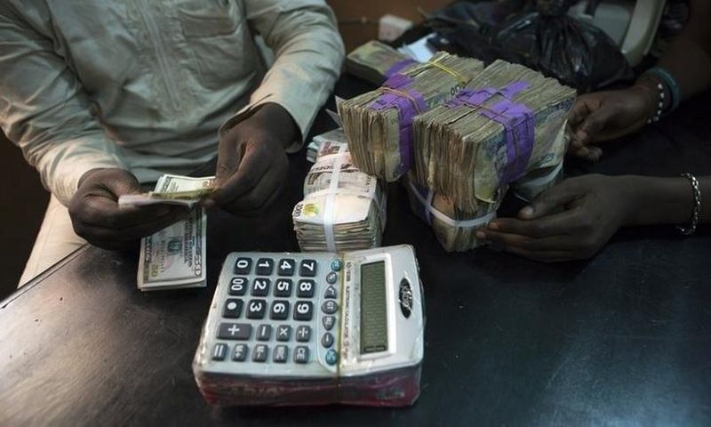 A trader changes dollars with naira at a currency exchange store in Lagos February 12, 2015.    REUTERS/Joe Penney