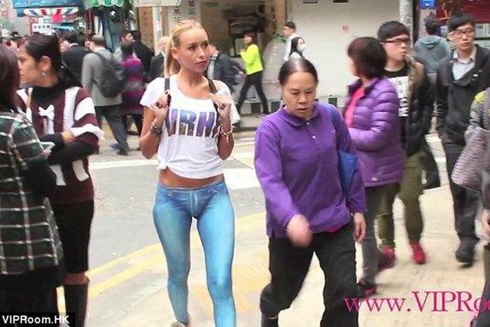 Model walks around naked from the waist down unnoticed