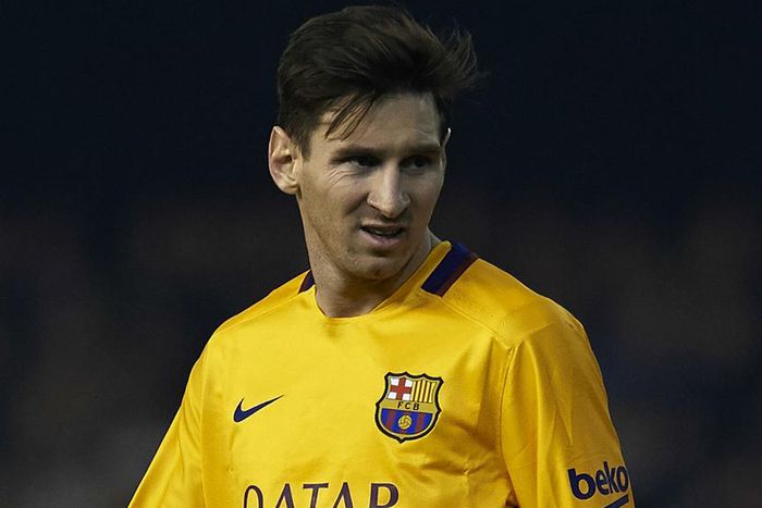 ___4492666___https:______static.pulse.com.gh___webservice___escenic___binary___4492666___2015___12___24___0___lionel-messi-cropped_10ovomps11i0x1s5yo8d2n9j5w