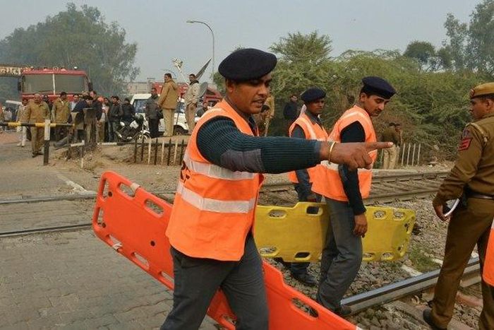 Aircraft crashes near Indian capital, 10 dead