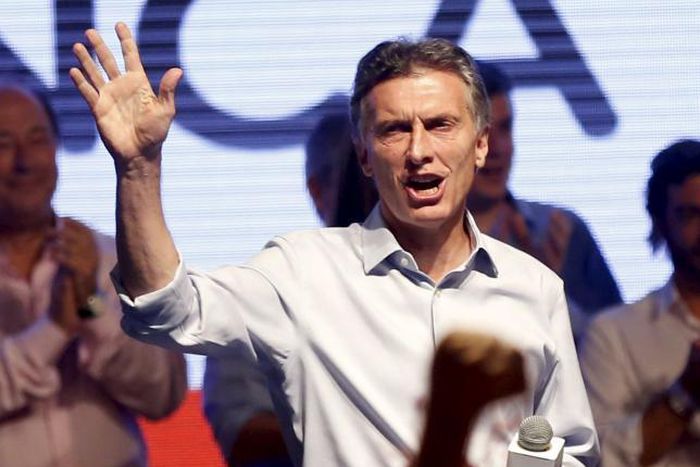Opposition candidate Macri takes early lead in Argentina election