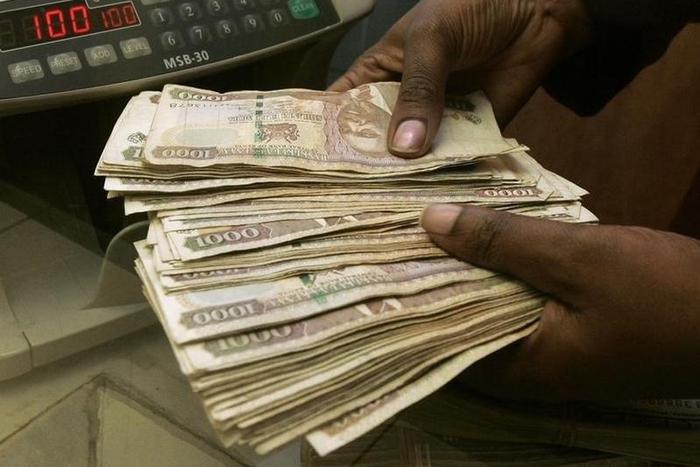 A currency dealer counts Kenya shillings at a money exchange counter in Nairobi October 23, 2008.  REUTERS/Antony Njuguna (KENYA)
