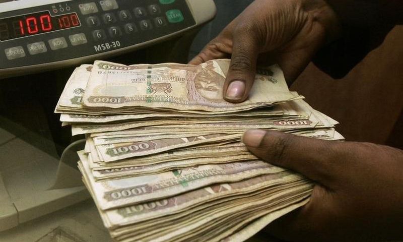 A currency dealer counts Kenya shillings at a money exchange counter in Nairobi October 23, 2008.  REUTERS/Antony Njuguna (KENYA)