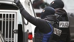 Belgian police stage a raid, in search of suspected muslim fundamentalists linked to the deadly attacks in Paris, in the Brussels suburb of Molenbeek, November 16. 2015.    REUTERS/Yves Herman