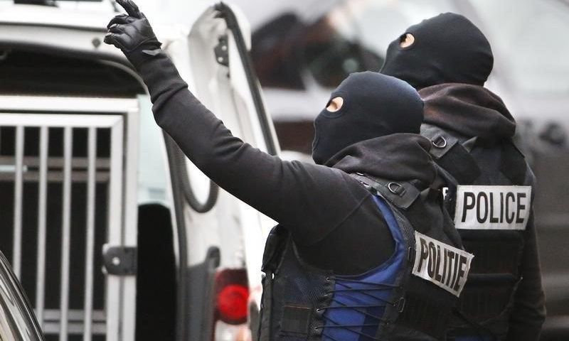 Belgian police stage a raid, in search of suspected muslim fundamentalists linked to the deadly attacks in Paris, in the Brussels suburb of Molenbeek, November 16. 2015.    REUTERS/Yves Herman