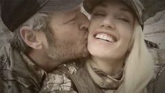 Gwen Stefani and Blake Shelton kiss