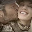 Gwen Stefani and Blake Shelton kiss