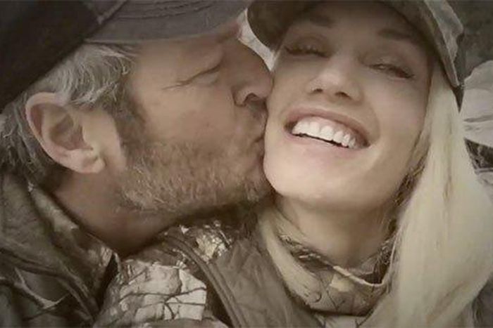 Gwen Stefani and Blake Shelton kiss